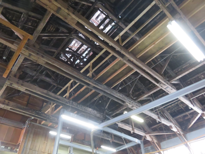 ความภาคภูมิใจของท้องถิ่น! เยี่ยมชมเสน่ห์ของโรงเหล้าสาเกที่ยังคงรักษาประเพณี... โรงเหล้าสาเก ทามาคาวะ และเอจิโกะ ยูกิคุระคัง