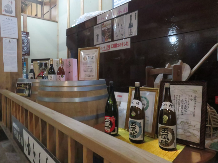 ความภาคภูมิใจของท้องถิ่น! เยี่ยมชมเสน่ห์ของโรงเหล้าสาเกที่ยังคงรักษาประเพณี... โรงเหล้าสาเก ทามาคาวะ และเอจิโกะ ยูกิคุระคัง