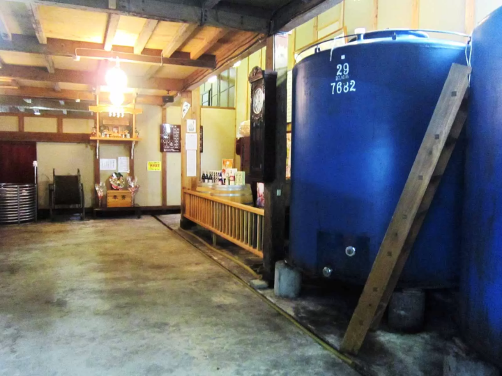 ความภาคภูมิใจของท้องถิ่น! เยี่ยมชมเสน่ห์ของโรงเหล้าสาเกที่ยังคงรักษาประเพณี... โรงเหล้าสาเก ทามาคาวะ และเอจิโกะ ยูกิคุระคัง