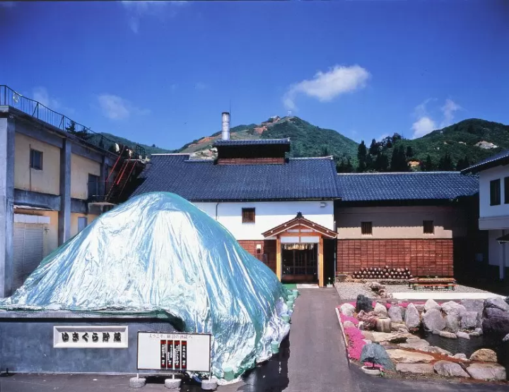 ความภาคภูมิใจของท้องถิ่น! เยี่ยมชมเสน่ห์ของโรงเหล้าสาเกที่ยังคงรักษาประเพณี... โรงเหล้าสาเก ทามาคาวะ และเอจิโกะ ยูกิคุระคัง