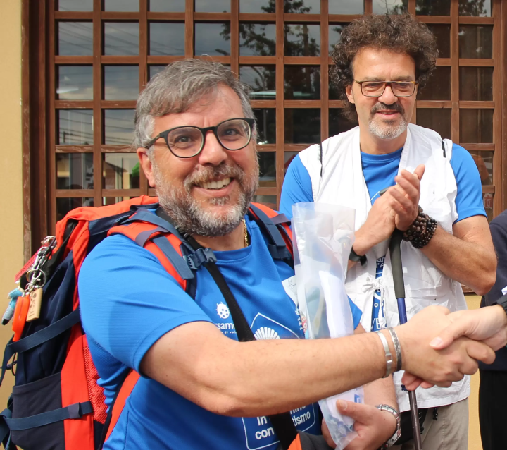 “与自闭症同行”组织负责人佩兰杰洛·卡帕伊（左）谈论朝圣的吸引力。<br> 