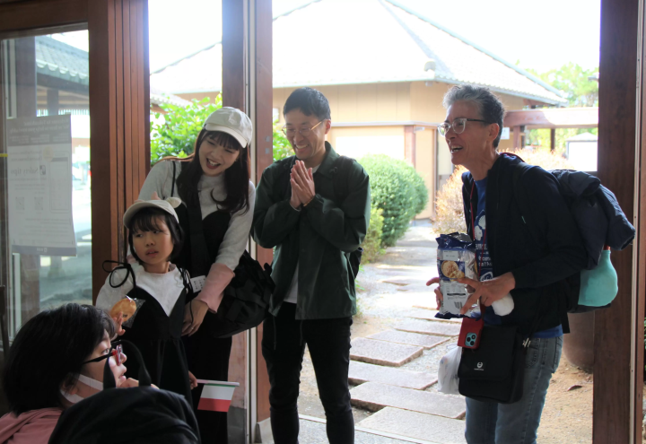 两年后的重逢，大家脸上都洋溢着笑容。<br> 