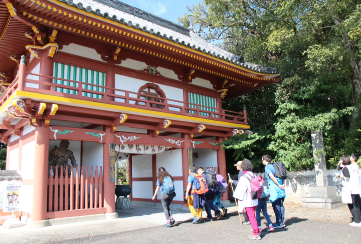 穿过圣殿大门时，双手合十鞠躬祈祷。<br> 