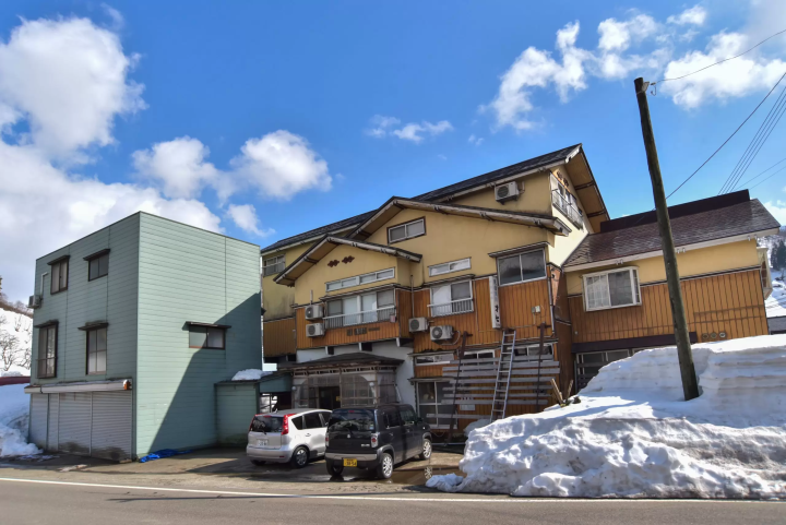 มองเห็นธารน้ำแข็งที่ นีงะตะ?! 7 จุดท่องเที่ยวแนะนำใน อุโอนุมะ และ "ธารน้ำแข็งหิมะ" - ทัศนียภาพในฤดูใบไม้ผลิที่ อุโอนุมะ!