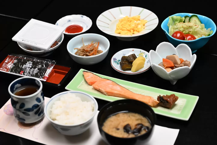 Breakfast is also one of the pleasures at Isoya. The menu is centered around rice, miso soup, and grilled fish, and is typical of a Japanese inn breakfast. 
