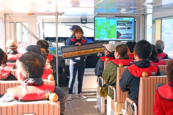 During the cruise, the guide will explain the characteristics and ecosystems of the five lakes, their culture and history, and the agriculture and fishing that have been practiced in the region. At Lake Suigetsu, there will also be an explanation about varves. 