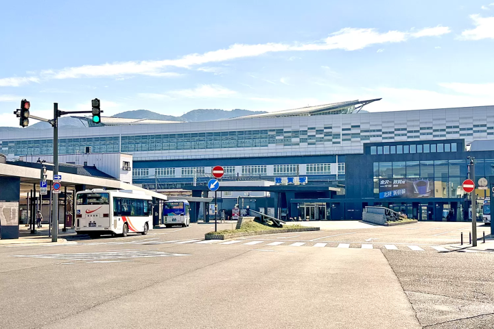 Tsuruga Station, where the Hokuriku Shinkansen line will be extended in 2024, is the starting point for travel in the Wakasa area and is easily accessible from Tokyo, the Kansai region, and the Chukyo region. 