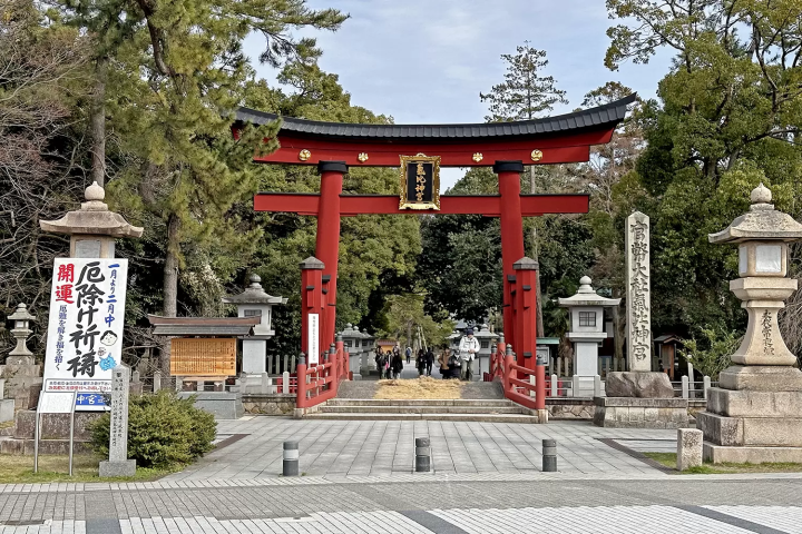 Kehi Shrine is the main shrine of the Hokuriku region and the Ichinomiya of Echizen Province. Its bright red torii gate is one of Japan's three largest wooden torii gates. 