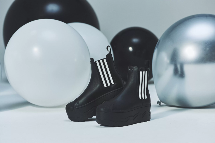 แนะนำรุ่นรองเท้าผ้าใบสตรียอดนิยมและร้านค้าให้เพลิดเพลินที่ atmos pink!