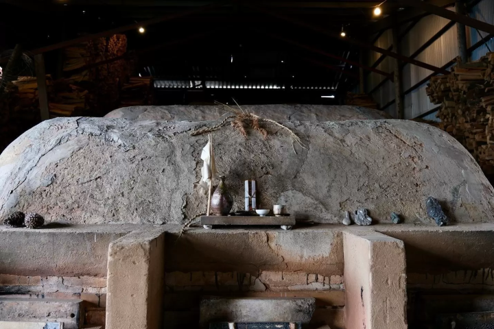 Kakuraigama – six-chamber climbing kiln with a small altar dedicated to the gods
