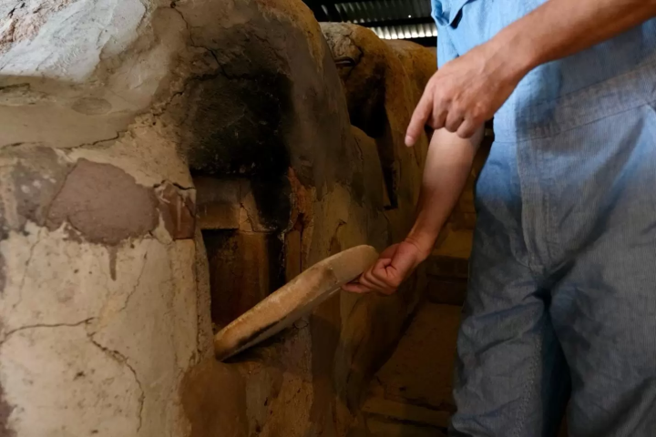 Maeda-san explaining the construction and operation of traditional Japanese kilns