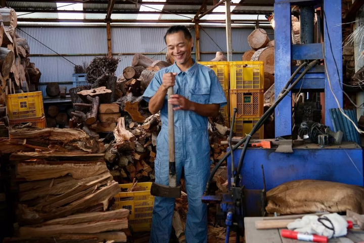 Maeda-san preparing hand-split red pine wood for firing the traditional Japanese kiln