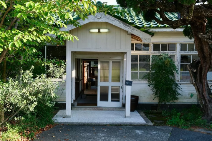 Entrance of Awabiware ceramic shop – a beautifully renovated old clinic in Omachi