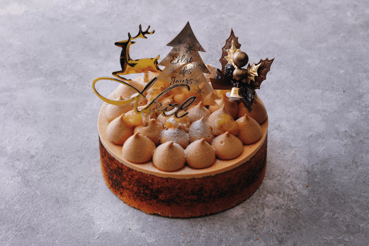 A limited-edition collaboration cake. Light caramel mousse meets pears and premium "Mitsunotsuki" bananas from Kokubo Farm.