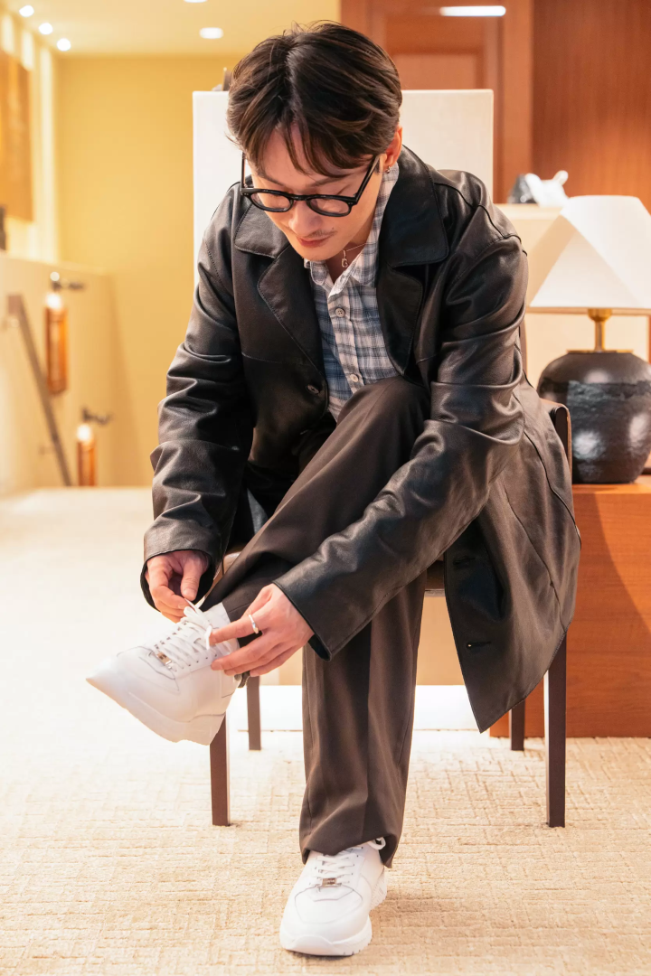 Leather sneakers (M560MT/26,400 yen) 