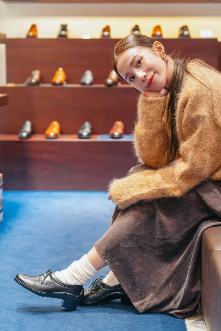 宁选择了 Bonstep 系带鞋“5771”(34,980 日元)。