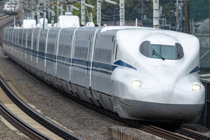 東海道新幹線を活用して荷物を運びます。 