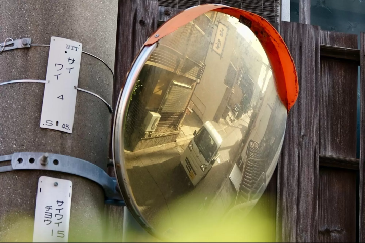 蘇莫託的凸面鏡裡映照著日本汽車——這座城市處處洋溢著復古魅力。