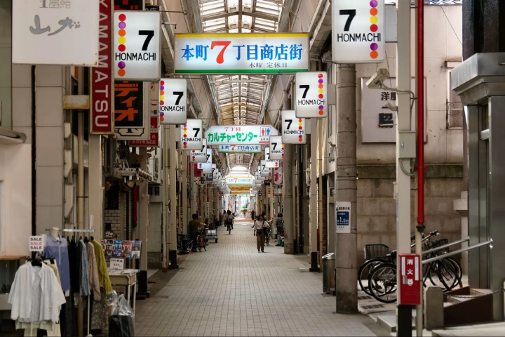 洲本古色古香的商業街-兩旁林立著古董店和當地餐廳。