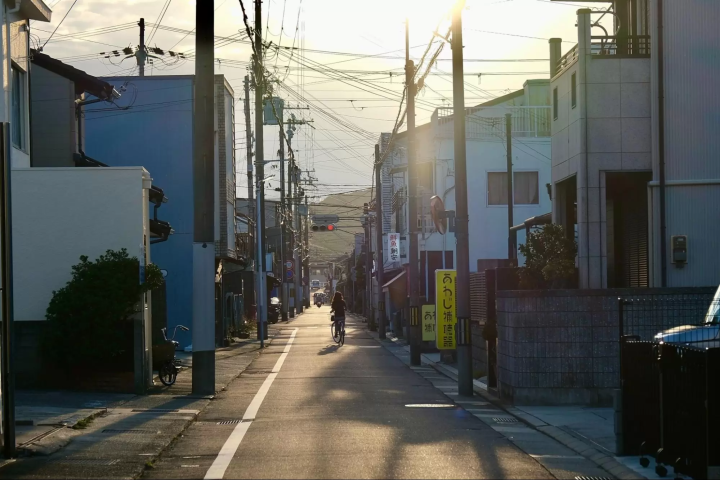 夕陽照亮了洲本市的後街巷。
