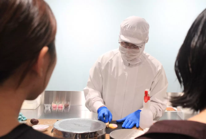 【工場見学】伝統の技と甘味文化にふれる、130年続く老舗和洋菓子店で和菓子づくり