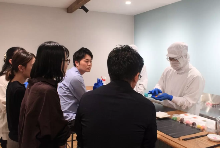 【工場見学】伝統の技と甘味文化にふれる、130年続く老舗和洋菓子店で和菓子づくり