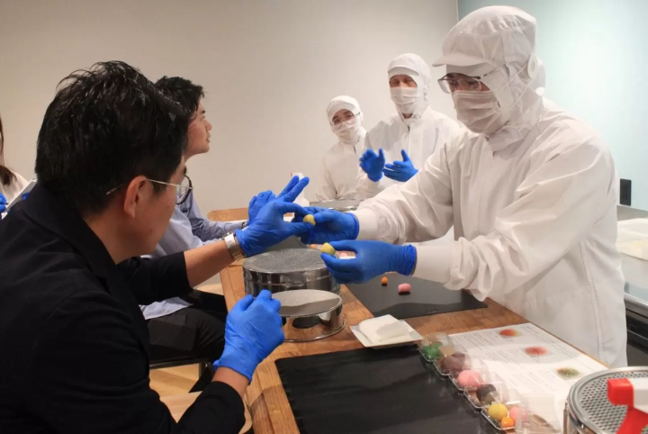 【工場見学】伝統の技と甘味文化にふれる、130年続く老舗和洋菓子店で和菓子づくり