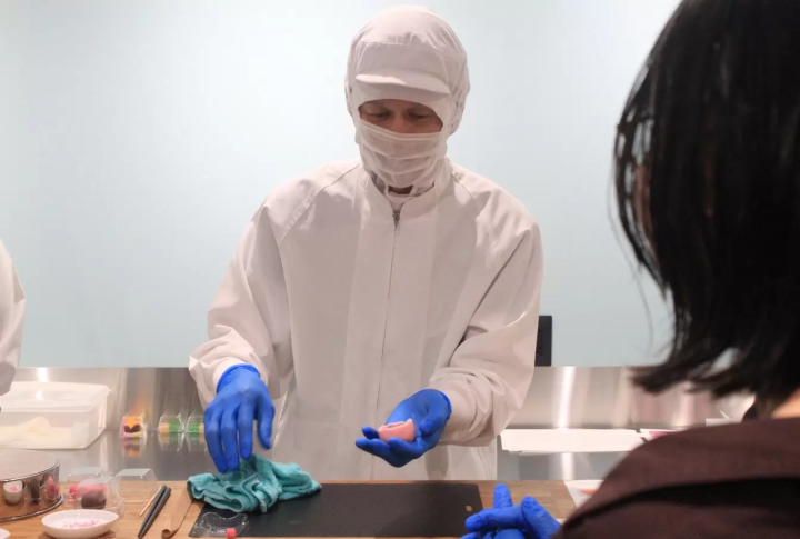 【工場見学】伝統の技と甘味文化にふれる、130年続く老舗和洋菓子店で和菓子づくり