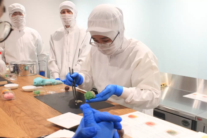 【工場見学】伝統の技と甘味文化にふれる、130年続く老舗和洋菓子店で和菓子づくり