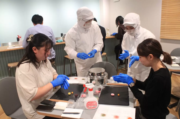 【工場見学】伝統の技と甘味文化にふれる、130年続く老舗和洋菓子店で和菓子づくり