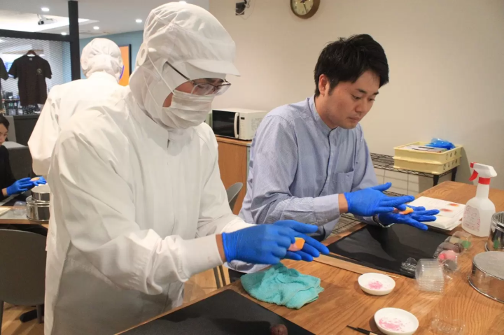 【工場見学】伝統の技と甘味文化にふれる、130年続く老舗和洋菓子店で和菓子づくり
