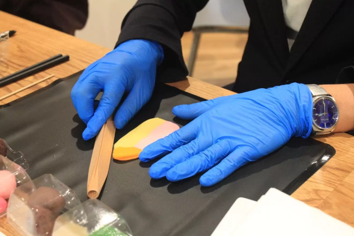 【工場見学】伝統の技と甘味文化にふれる、130年続く老舗和洋菓子店で和菓子づくり