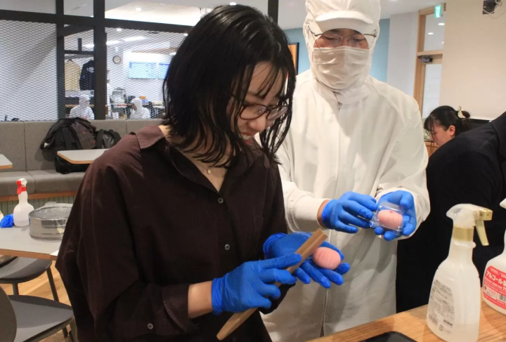 【工場見学】伝統の技と甘味文化にふれる、130年続く老舗和洋菓子店で和菓子づくり