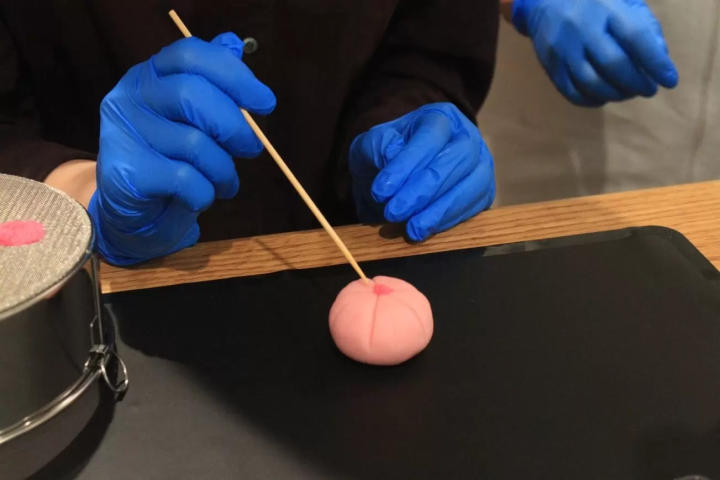 【工場見学】伝統の技と甘味文化にふれる、130年続く老舗和洋菓子店で和菓子づくり