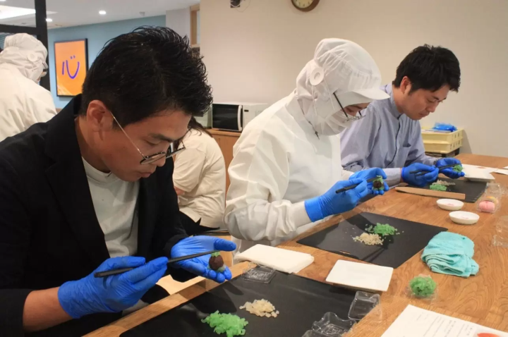 【工場見学】伝統の技と甘味文化にふれる、130年続く老舗和洋菓子店で和菓子づくり