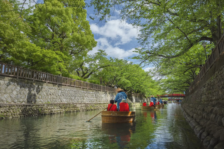 體驗日本獨有的樂趣！在岐阜縣大垣市清澈的溪流中乘坐木桶船！