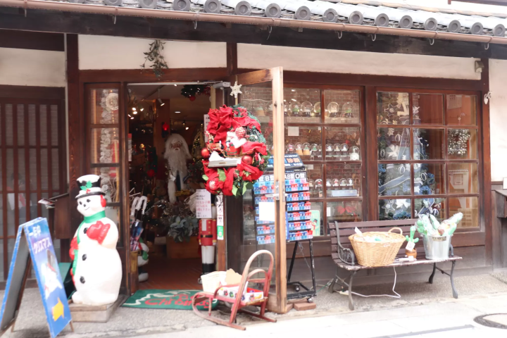 Experience making a snow globe at Father Christmas, an authentic Christmas specialty store in Kurashiki Bikan Historical Quarter