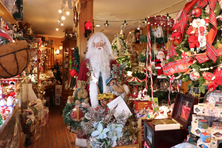 Experience making a snow globe at Father Christmas, an authentic Christmas specialty store in Kurashiki Bikan Historical Quarter