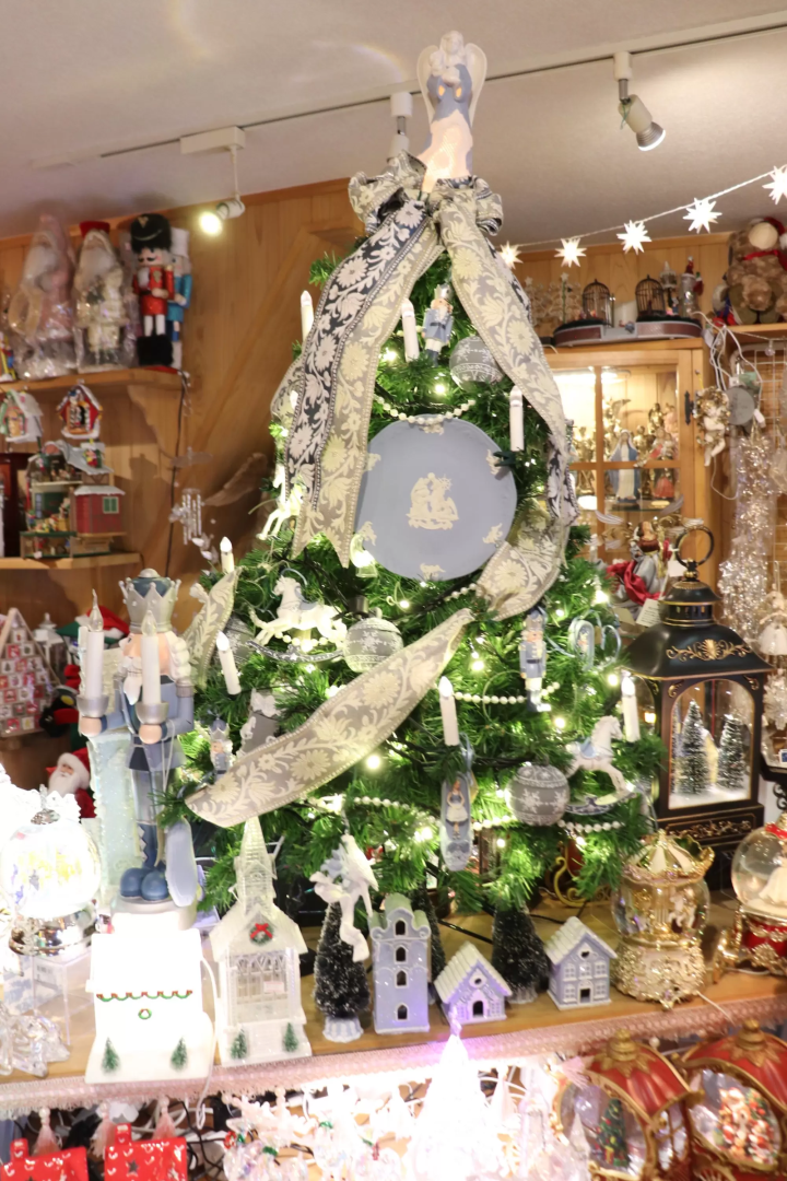 Experience making a snow globe at Father Christmas, an authentic Christmas specialty store in Kurashiki Bikan Historical Quarter