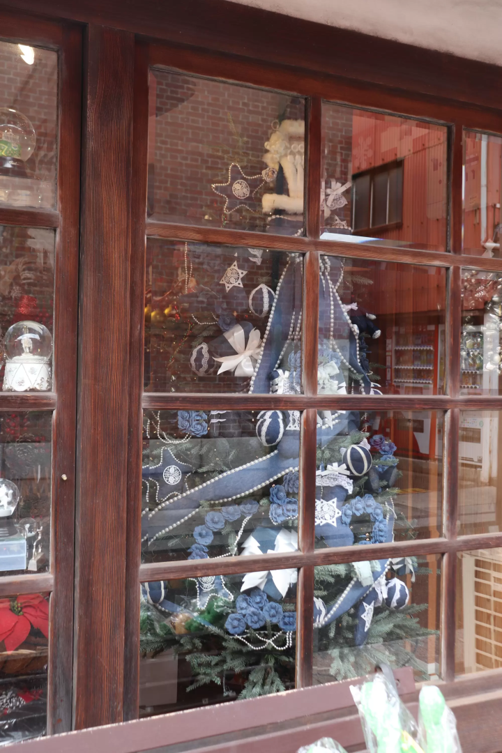 Experience making a snow globe at Father Christmas, an authentic Christmas specialty store in Kurashiki Bikan Historical Quarter