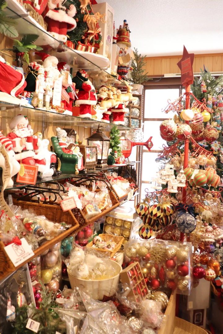 Experience making a snow globe at Father Christmas, an authentic Christmas specialty store in Kurashiki Bikan Historical Quarter