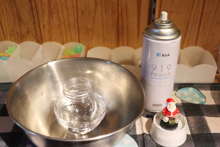 Experience making a snow globe at Father Christmas, an authentic Christmas specialty store in Kurashiki Bikan Historical Quarter