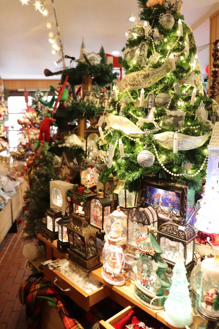 Experience making a snow globe at Father Christmas, an authentic Christmas specialty store in Kurashiki Bikan Historical Quarter