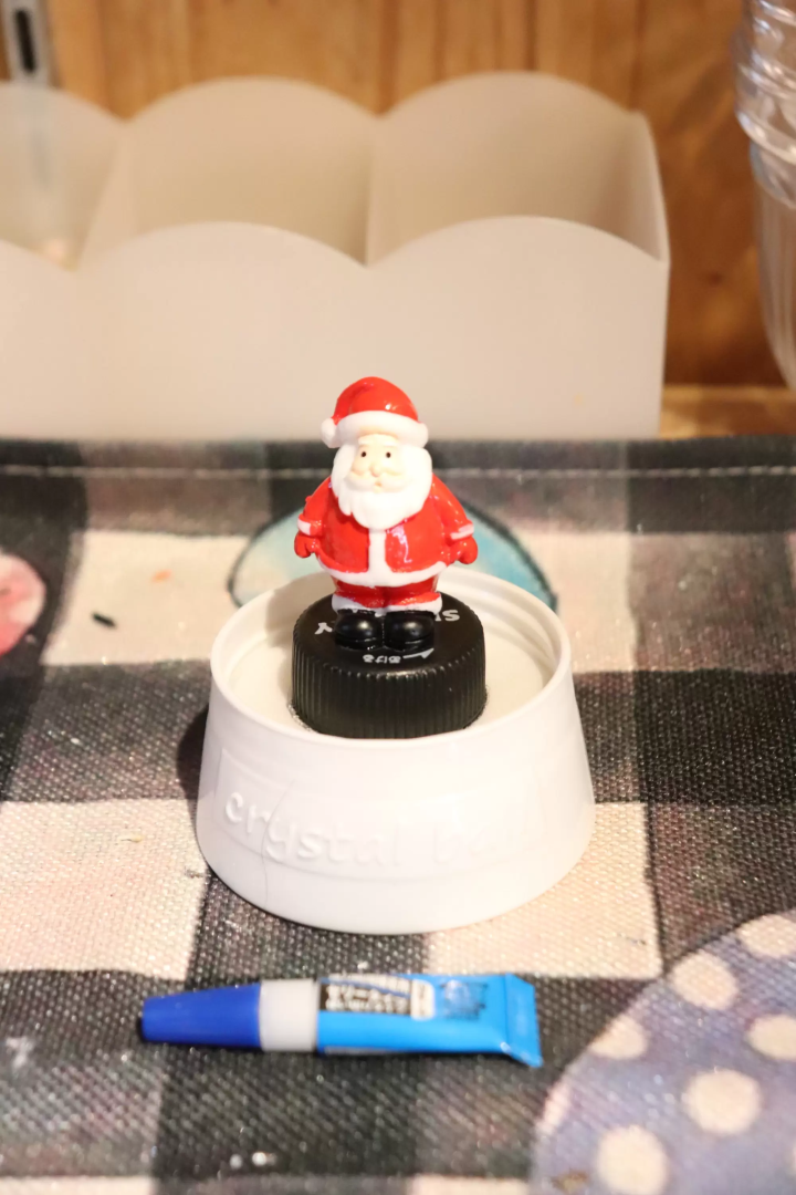 Experience making a snow globe at Father Christmas, an authentic Christmas specialty store in Kurashiki Bikan Historical Quarter