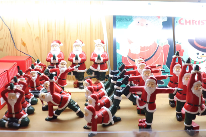 Experience making a snow globe at Father Christmas, an authentic Christmas specialty store in Kurashiki Bikan Historical Quarter