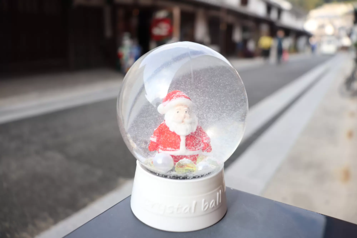 Experience making a snow globe at Father Christmas, an authentic Christmas specialty store in Kurashiki Bikan Historical Quarter