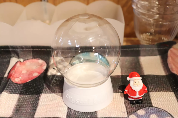 Experience making a snow globe at Father Christmas, an authentic Christmas specialty store in Kurashiki Bikan Historical Quarter