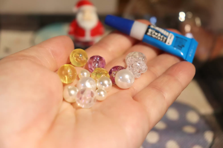 Experience making a snow globe at Father Christmas, an authentic Christmas specialty store in Kurashiki Bikan Historical Quarter