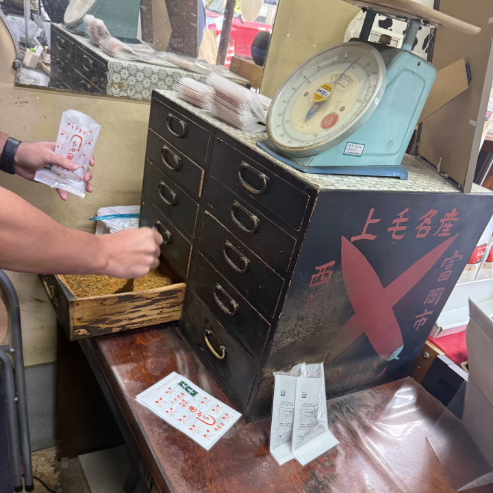 A popular souvenir from Tomioka! Shichimi, a seasoning from a long-established shop loved for over 100 years