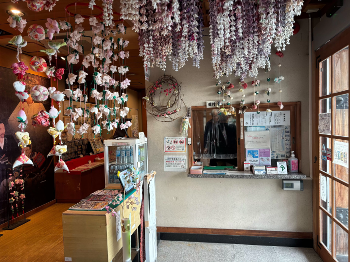 Ticket reception at the entrance to Sunomata Ichiya Castle 